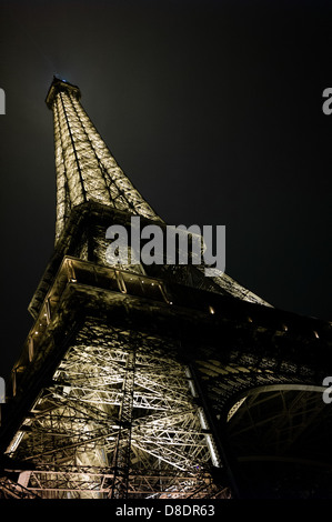 Vue sur la Tour Eiffel de nuit. Banque D'Images