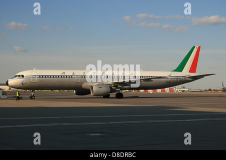 ALITALIA AIRBUS A321 EN COULEURS Rétro 2013 Banque D'Images