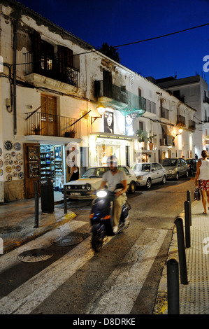 Un scooter dans la vieille ville d'Ibiza par nuit Banque D'Images