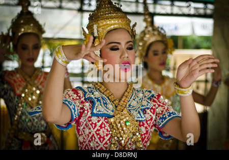 Danse traditionnelle thaïlandaise au sanctuaire d'Erawan à Bangkok. Banque D'Images