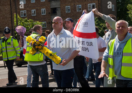 Woolwich, Londres, Royaume-Uni. 26 mai, 2013. Des milliers de manifestants à Woolwich à retenir un soldat tué le batteur Lee Rigby. Crédit : Paul Davey/Alamy Live News Banque D'Images