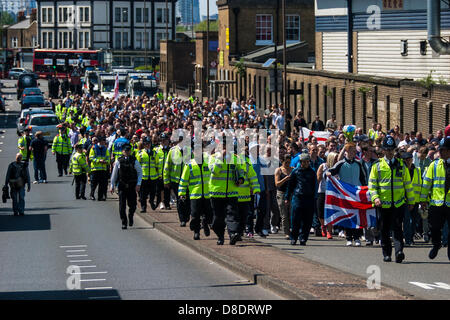 Woolwich, Londres, Royaume-Uni. 26 mai, 2013. Des milliers de manifestants à Woolwich à retenir un soldat tué le batteur Lee Rigby Crédit : Paul Davey/Alamy Live News Banque D'Images