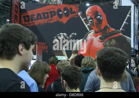 Londres, Royaume-Uni. 26 mai, 2013. Les intervenants d'essayer le nouveau jeu Deadpool. Le jeu en raison d'un 28 juin de presse sera disponible sur Xbox 360 et PS3. Crédit David Mbiyu/Alamy Live News Banque D'Images