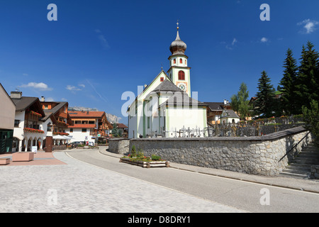 Petite église à San Cassiano, Val Badia, Trentin-Haut-Adige, Italie Banque D'Images