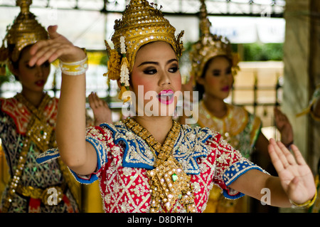 Danse traditionnelle thaïlandaise au sanctuaire d'Erawan à Bangkok. Banque D'Images