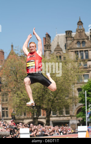 Greg Rutherford de Grande-Bretagne qui saute dans le concours de saut en longueur à la grande ville de 2010 à Manchester. Il a terminé premier. Banque D'Images