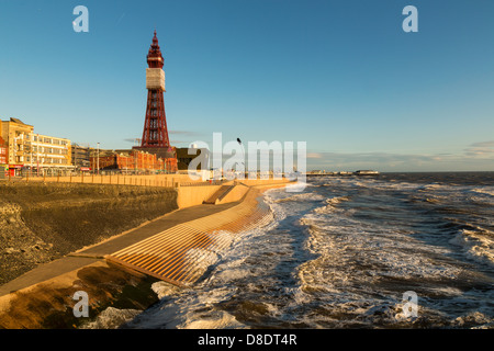 La tour de Blackpool à partir de la jetée nord, Lancashire, England, UK Banque D'Images