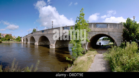 Pont de Chertsey, Surrey, Royaume-Uni Banque D'Images