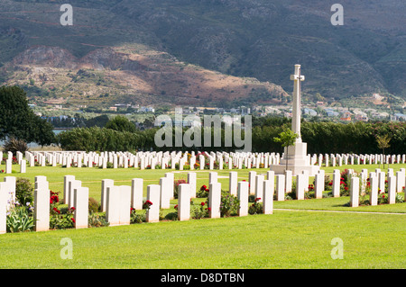 Croix et pierres tombales, cimetière de guerre de la baie de Suda, près de La Canée, Crète, Grèce Banque D'Images