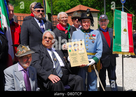 Veneto, Italie. 26 mai, 2013. Follina World War One austro-hongrois cimetière. 22e Austro-Italian célébration conjointe pour la paix. Les autorités civiles et militaires des pays européens ont assisté à la cérémonie d'aujourd'hui et un service religieux a été célébré par les agents de cinq sectes au cimetière de guerre austro-hongrois de Follina. Organisation par Mario Eichta et Osterreichisches Schwarzes Kreuz. Banque D'Images