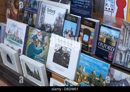 Livres en magasin à Oxford, Oxfordshire Royaume-Uni en mai Banque D'Images