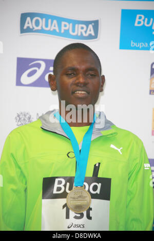 Manchester, UK. 26 mai, 2013. Kipsiro Moses gagnant à 27:52, de la 10Km Bupa Great Manchester Run. Credit : Petere Simpson/Alamy Live News Banque D'Images