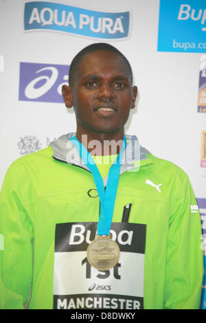 Manchester, UK. 26 mai, 2013. Kipsiro Moses gagnant à 27:52, de la 10Km Bupa Great Manchester Run. Credit : Petere Simpson/Alamy Live News Banque D'Images