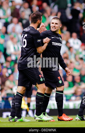 26/05/13, Hampden Park, Glasgow, Ecosse, Celtics Gary Hooper (bottes rouge) la fête marquant son 2e but durant la finale de la Coupe écossais William Hill entre Celtic et Hibs, (c) Colin Lunn | Alamy Live News Banque D'Images