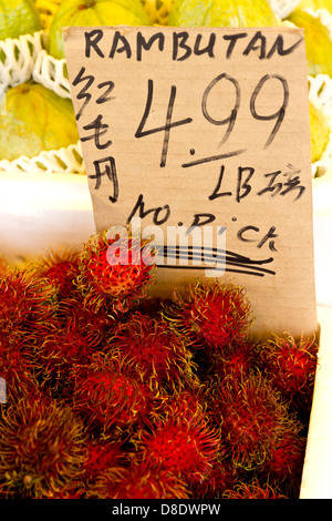 Panier de ramboutan à vendre au marché en plein air dans le quartier chinois de Toronto Banque D'Images