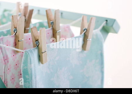 Libre de couleur pastel sur séchage blanchisserie etendoir en bois vintage with copy space Banque D'Images