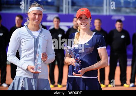 Strasbourg, France. 25 mai, 2013. Alize Cornet et Lucie Hradecka FRA CZE finale de la internationaux de Strasbourg WTA tennis Womens championship. Credit : Action Plus Sport Images/Alamy Live News Banque D'Images
