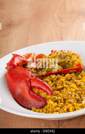 Assiette de homard griffus avec du riz jaune Banque D'Images