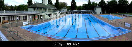 Lido de Peterborough s'ouvre pour la saison d'été à Peterborough, Royaume-Uni 25 Mai 2013 Une vue panoramique de la piscine Lido Peterborough le premier jour du week-end férié qui, espérons-le, ne sera pas une élimination complète. Pic : Paul Marriott Photography/Alamy Live News Banque D'Images