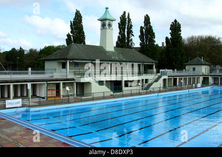 Lido de Peterborough s'ouvre pour la saison d'été à Peterborough, Royaume-Uni 25 Mai 2013 La Piscine Lido Peterborough le premier jour du week-end férié qui, espérons-le, ne sera pas une élimination complète. Pic : Paul Marriott Photography/Alamy Live News Banque D'Images