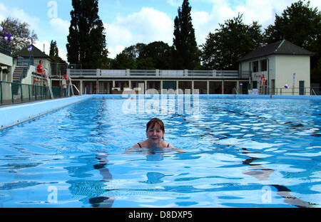 Lido de Peterborough s'ouvre pour la saison d'été à Peterborough, Royaume-Uni 25 Mai 2013 Gillian Beasley (Chef de la ville de Peterborough Peterborough Conseil) profitant de la piscine Lido le premier jour du week-end férié qui, espérons-le, ne sera pas une élimination complète. Pic : Paul Marriott Photography/Alamy Live News Banque D'Images