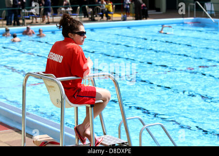 Lido de Peterborough s'ouvre pour la saison d'été à Peterborough, Royaume-Uni 25 Mai 2013 Un sauveteur veille sur la piscine Lido Peterborough le premier jour du week-end férié qui, espérons-le, ne sera pas une élimination complète. Pic : Paul Marriott Photography/Alamy Live News Banque D'Images