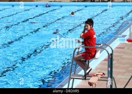 Lido de Peterborough s'ouvre pour la saison d'été à Peterborough, Royaume-Uni 25 Mai 2013 Lifeguard Rachel Kelly garde un œil sur les nageurs à la piscine Lido Peterborough le premier jour du week-end férié qui, espérons-le, ne sera pas une élimination complète. Pic : Paul Marriott Photography/Alamy Live News Banque D'Images