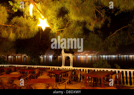 Vue de nuit sur la ville depuis le restaurant de l'hôtel de luxe, Fethiye, Turquie Banque D'Images