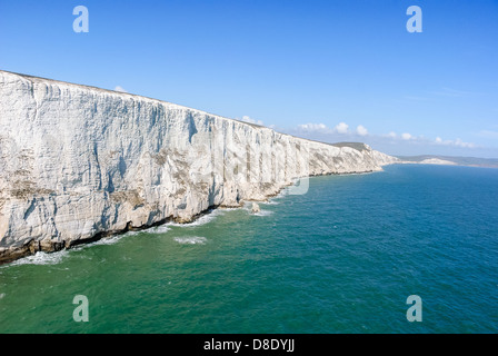 Voir la photographie aérienne de falaises blanches vers le bas près de Tennyson les aiguilles sur l'île de Wight Hampshire UK Banque D'Images