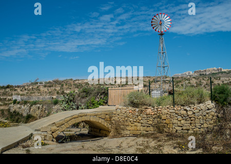 Old fashioned éolienne sur l'île de Gozo Banque D'Images