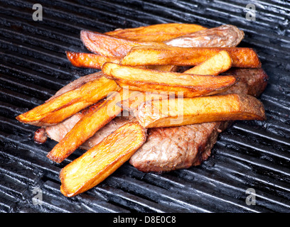 Steak et frites - maison cuits sur le grill Banque D'Images