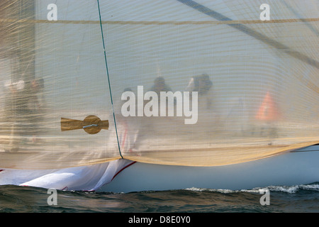 L'équipage n'un génois changer sur un mètre douze Americas Cup course de bateaux à voile dans la baie de Narragansett dans Rhode Island Banque D'Images