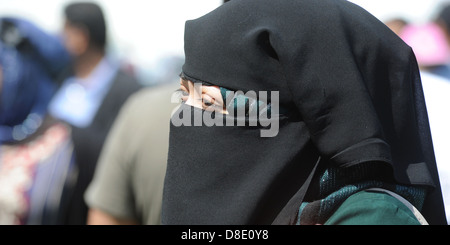 Femme portant BURQA HEADWEAR RE MINORITÉ ETHNIQUE ISLAM musulmans immigrés étrangers IMMIGRATION RELIGION LES CROYANCES RELIGIEUSES CHEF UK Banque D'Images