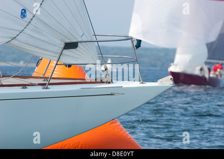 Un mètre douze Americas Cup course de bateaux à voile dans la baie de Narragansett dans Rhode Island Banque D'Images