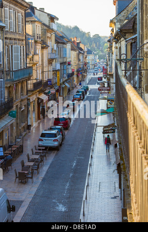 Matin balcon vue de boutiques le long de la rue de la République, de la rue principale, dans la charmante ville de Sarlat, Dordogne France Banque D'Images