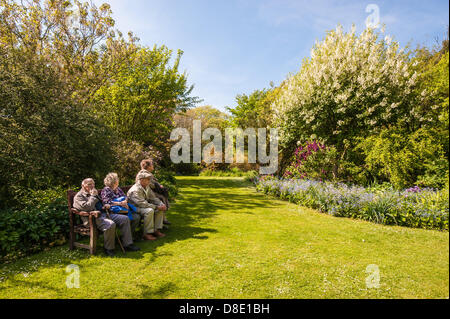 Highdown Gardens, Worthing, West Sussex, UK. 26 mai 2013. Les visiteurs apprécient le soleil du printemps à Highdown Gardens, Worthing, West Sussex, Crédit photo : Julia Claxton /Alamy Live News Banque D'Images