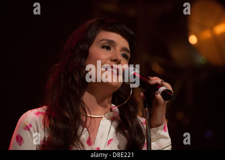 Jessie Ware chanter sur scène Banque D'Images