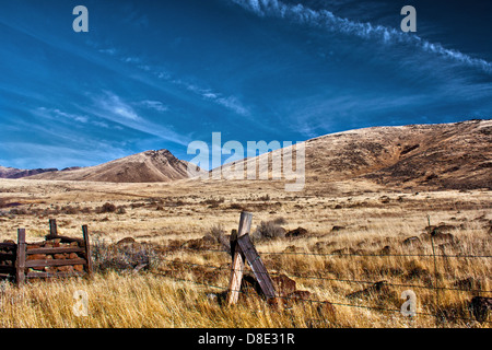 Clôture en fil barbelé court à travers les collines et sur la Butte près de Squaw Emmett, Idaho Banque D'Images