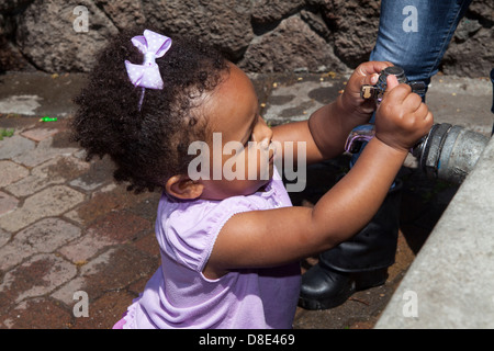 African American girl peu jouer à Finley Park, Santa Rosa, Californie, États-Unis Banque D'Images