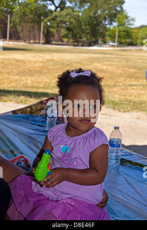 African American peu girl wearing robe rose, Santa Rosa, Californie, USA. Banque D'Images