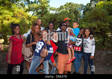 Portrait de famille à une fête ; Finley Park ; Santa Rosa, Californie, États-Unis d'Amérique du Nord ; Banque D'Images