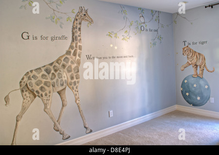 Il s'agit d'une pépinière ou d'intérieur enfant prix décorées dans un thème de jungle, avec des couleurs douces. Pas de meubles ou de personnes dans la salle. Banque D'Images