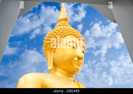 Une image ou une statue de Bouddha assis dans la position de méditation et assis les jambes avec un haut de l'autre. Banque D'Images