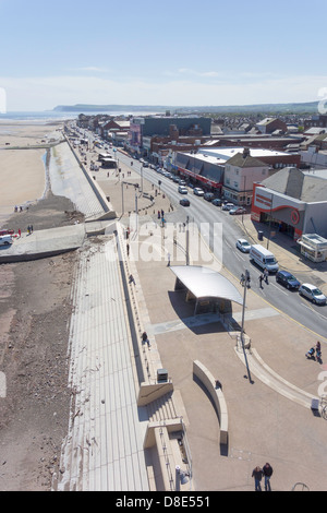 Vue depuis le haut de la nouvelle balise Redcar ou jetée à la verticale le long de la côte du Sud à Marseille. Banque D'Images