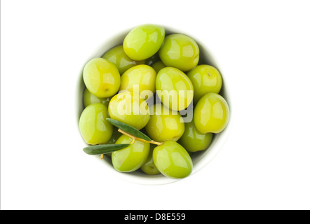 Olives vertes sur fond blanc vu de dessus. Banque D'Images