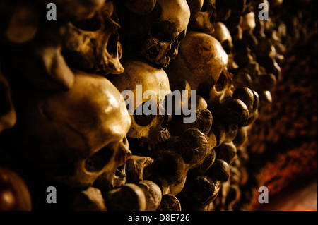 Avis de crânes humains et des os chez les murs de la chapelle du crâne (Kaplica Czaszek) à Czermna, Pologne. Banque D'Images
