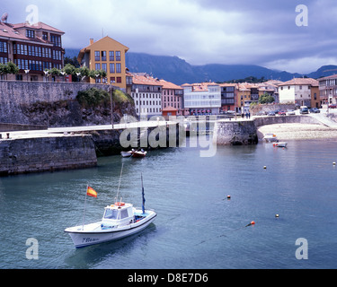 Bateaux dans le port, Llanes, Asturias Province, Espagne. Banque D'Images