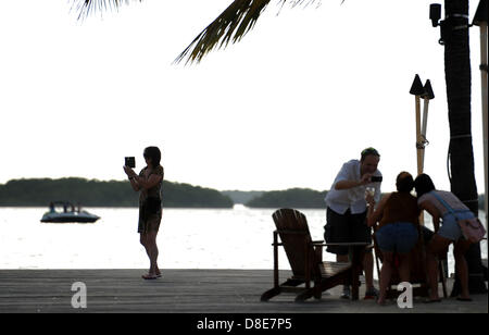 Les touristes se détendre sur une plage esplanade de la Florida Keys à Islamorada, Florida, USA, 26 mai 2013.Photo : Thomas Eisenhuth Banque D'Images