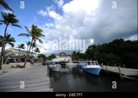 Les touristes se détendre sur une plage esplanade de la Florida Keys à Islamorada, Florida, USA, 26 mai 2013.Photo : Thomas Eisenhuth Banque D'Images