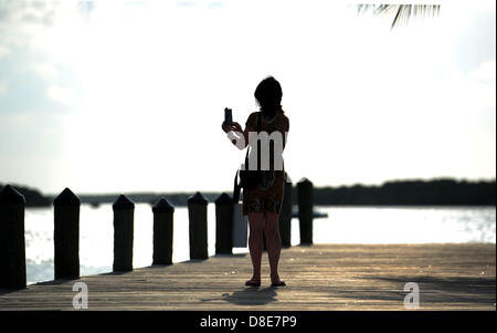 Les touristes se détendre sur une plage esplanade de la Florida Keys à Islamorada, Florida, USA, 26 mai 2013.Photo : Thomas Eisenhuth Banque D'Images